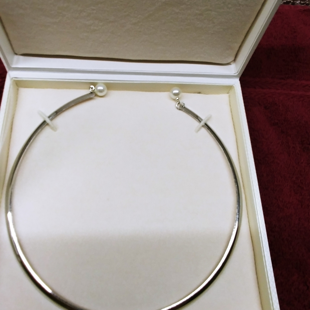 Ahlynn avenue white open necklace